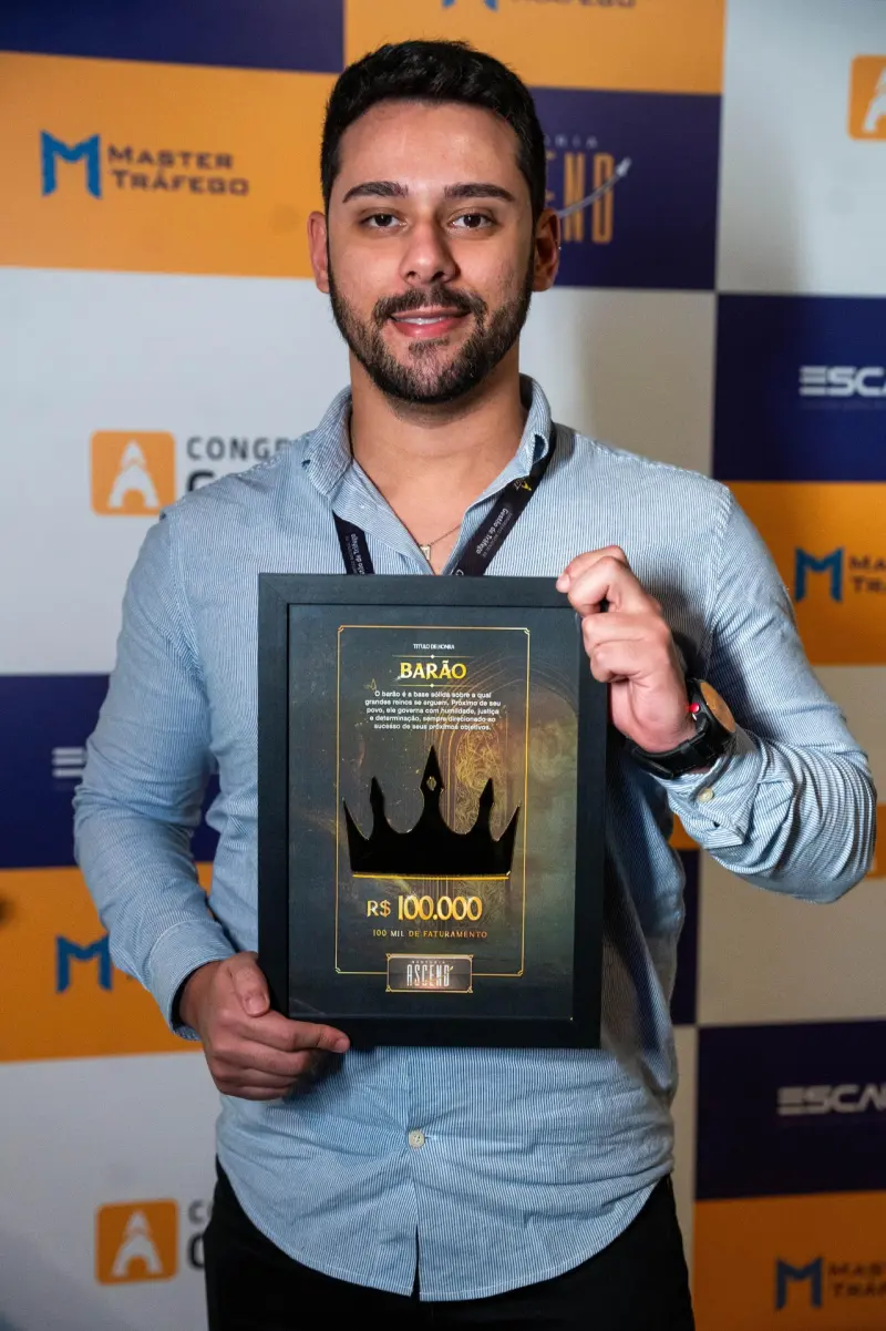 Lucas Groppo recebendo premiação no Congresso Nacional de Gestão de Tráfego